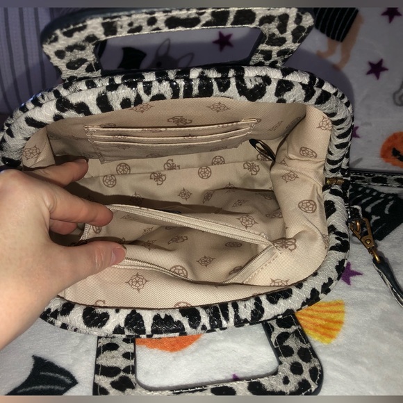 Guess Crossbody - Picture 2 of 12